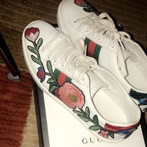 Floral embroidered Gucci sneakers